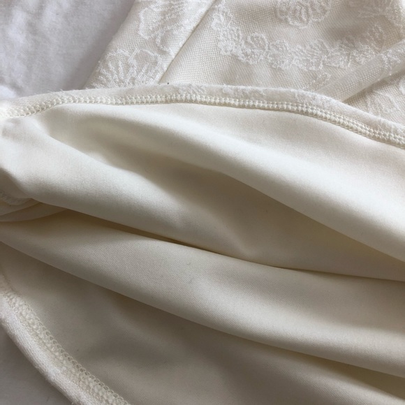 ❌ Sold ❌ 3 for $20 - Floral Sleeveless Tank Top - Picture 6 of 6